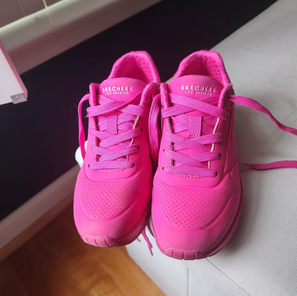 Girl's pink skechers